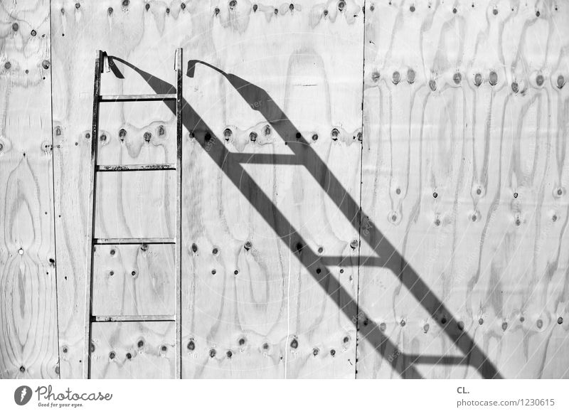 leiter Arbeit & Erwerbstätigkeit Handwerker Baustelle Schönes Wetter Leiter Holzwand Pause stagnierend Schwarzweißfoto Außenaufnahme Menschenleer Tag Licht