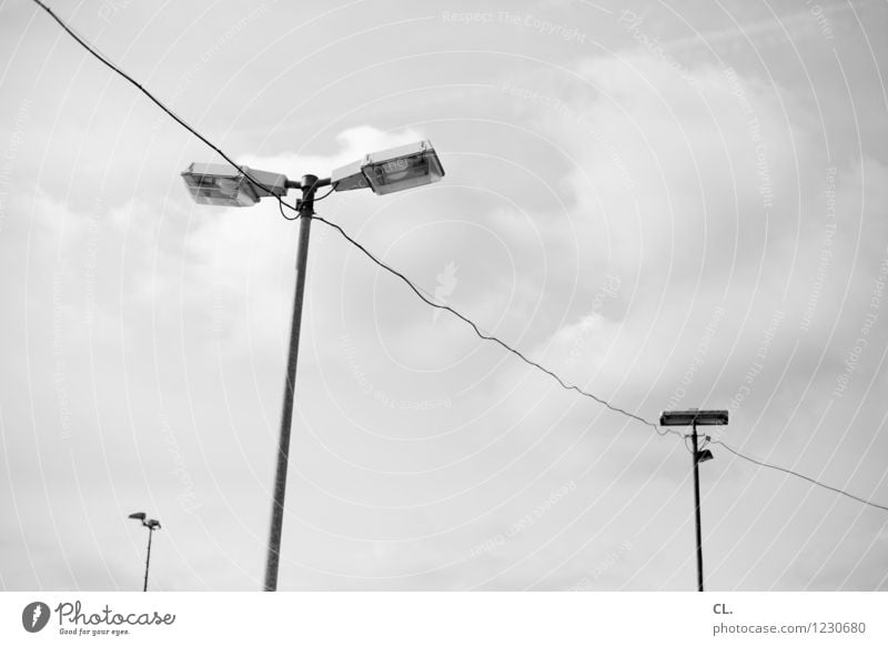 laterne Himmel Wolken Laternenpfahl Kabel Leitung Perspektive Ziel Schwarzweißfoto Außenaufnahme Menschenleer Tag