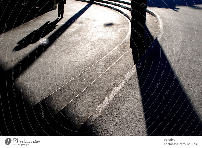 Inzidenzwinkel Licht Winter Beton dunkel graphisch aufreizend Lichtspiel Schattenspiel modern Mensch Säule Treppe Sonne einfallswinkel Einsamkeit Angst Kontrast