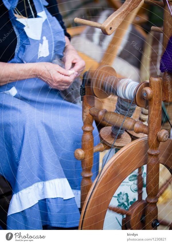 umweltfreundliche Spinnerei Handarbeit Arbeit & Erwerbstätigkeit Beruf Handwerker Arbeitsplatz Weiblicher Senior Frau Großmutter Leben Körper 1 Mensch