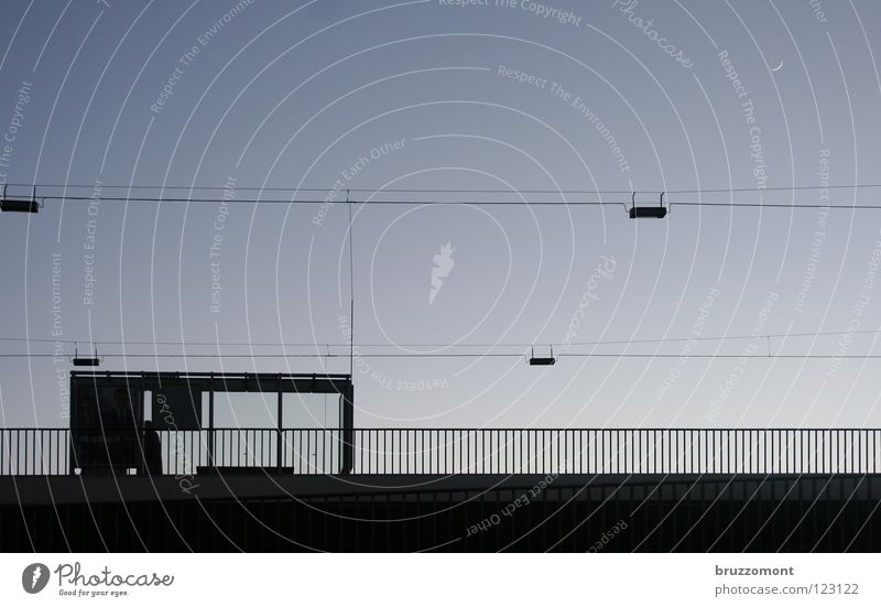 bad moon rising Wartehäuschen Dämmerung Straßenbeleuchtung Lampe Öffentlicher Personennahverkehr Sichelmond Fahrplan Brücke Bus warten Geländer Bushalte Station