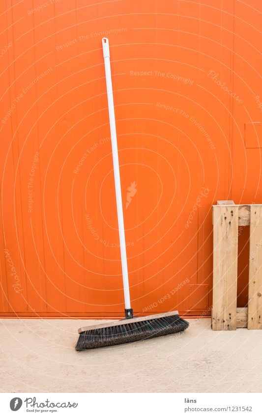 besenrein Haus Bauwerk Mauer Wand Fassade stehen einfach orange gewissenhaft Reinigen Besen Paletten Außenaufnahme Menschenleer Textfreiraum links