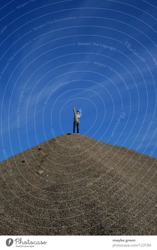 gipfelstürmer grau Erfolg Wolken Bergsteigen Gipfel Sommer Mann steil klein Freude blau Himmel Berge u. Gebirge Stein Klettern oben Spitze Held Erde Aussicht