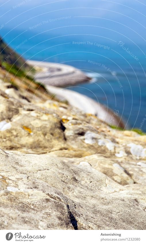 Felsen-Meer Umwelt Natur Landschaft Wasser Sommer Wetter Schönes Wetter Hügel Wellen Küste Mittelmeer Tanger Straße Stein hoch blau braun Kurve Unschärfe Ferne