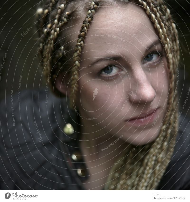 Frau mit geflochtenen Haaren feminin Erwachsene 1 Mensch Jacke blond langhaarig Rastalocken beobachten Denken Blick warten schön Gefühle selbstbewußt Coolness