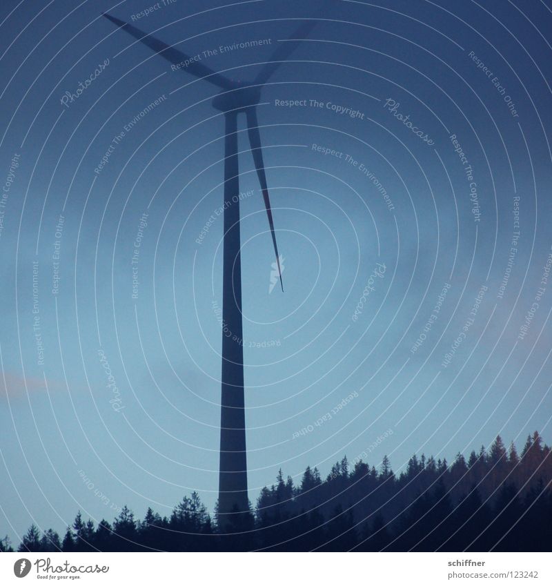 Nebelpause Windkraftanlage ruhig Hochnebel Erneuerbare Energie stagnierend Pause Wald Schwarzwald Schauinsland Tanne Wetter Winter alternativ Sauberkeit