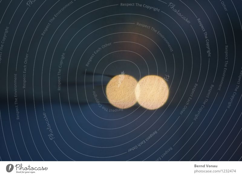Frühmorgens im Schaufenster Verkehr PKW Papier Glas rund blau orange Autoscheinwerfer Kreis Karton Stadtleben Ladengeschäft Farbfoto Außenaufnahme abstrakt