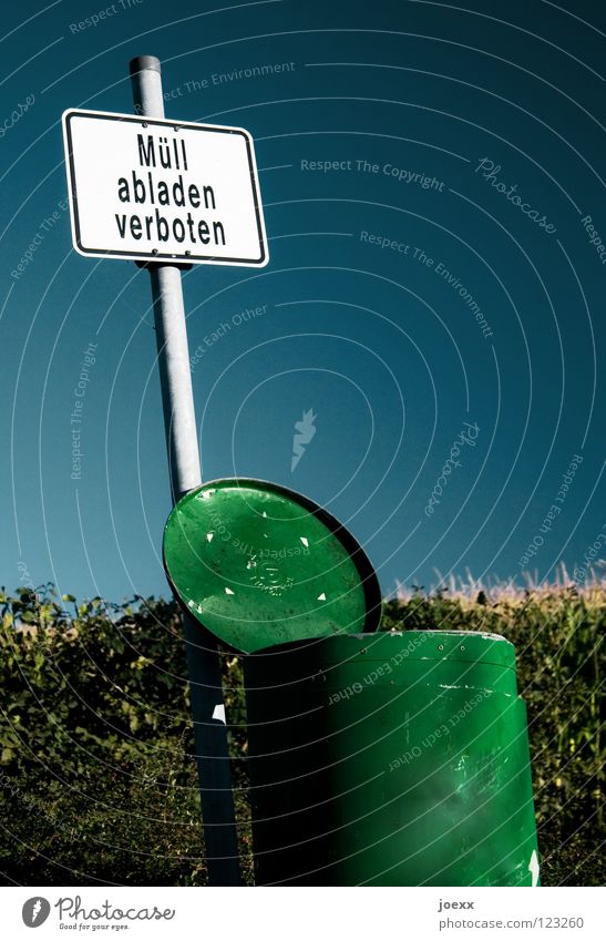 Was jetzt?! Himmel Metall Schilder & Markierungen Hinweisschild Warnschild alt trashig Wut blau grün weiß Ärger Verbote Müll Müllbehälter offen Grüne Tonne