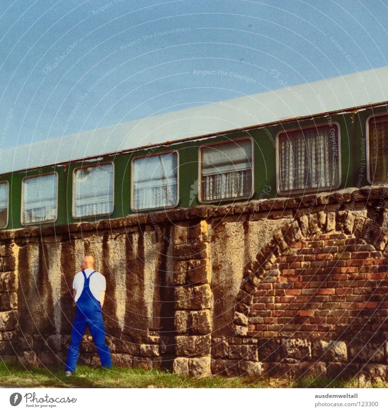 ::Mannequin Piss:: Eisenbahn Mauer urinieren Arbeitsanzug Glatze Handwerker Fenster Wiese Leipzig analog Freizeit & Hobby Himmel Bahnhof ablassen Straße Scan