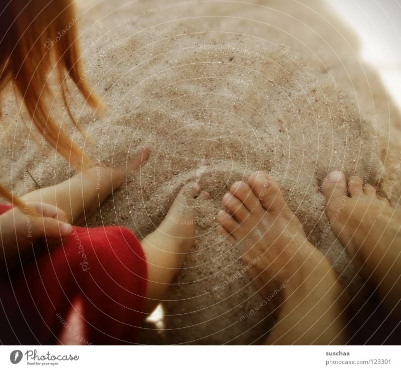 ein hauch von .. sommer Sommer Physik Strand Zehen Langeweile genießen Wellness ruhig Sonnenbad Kind Erde Sand Kleinkind Freude Wärme Fuß Haare & Frisuren