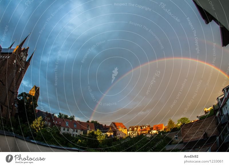 Regenbogen Wolken Sonne Sommer regenbogenfarben Wismar Kleinstadt Stadt Stadtzentrum Haus Kirche Hof ästhetisch fantastisch nass schön Farbfoto Außenaufnahme