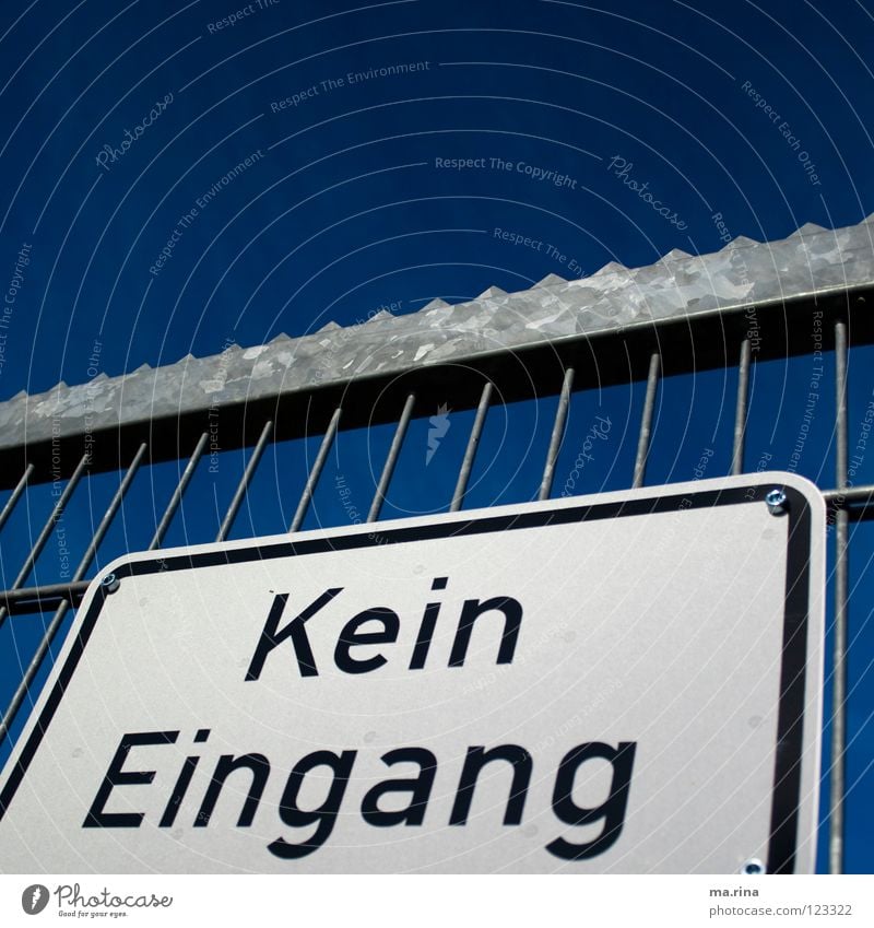 Und jetzt? Verbote Eingang Zaun Gitter Barriere Eisen abgelehnt Schilder & Markierungen Hinweisschild Tor Himmel blau Macht Warnhinweis Außenaufnahme