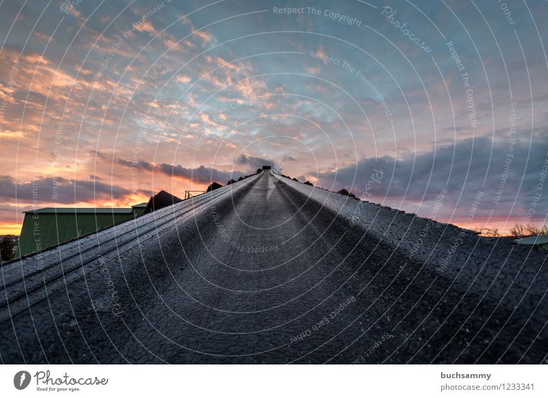 Förderband Arbeit & Erwerbstätigkeit Handwerker Arbeitsplatz Industrie Baustelle Technik & Technologie Himmel Wolken Industrieanlage Kunststoff blau mehrfarbig