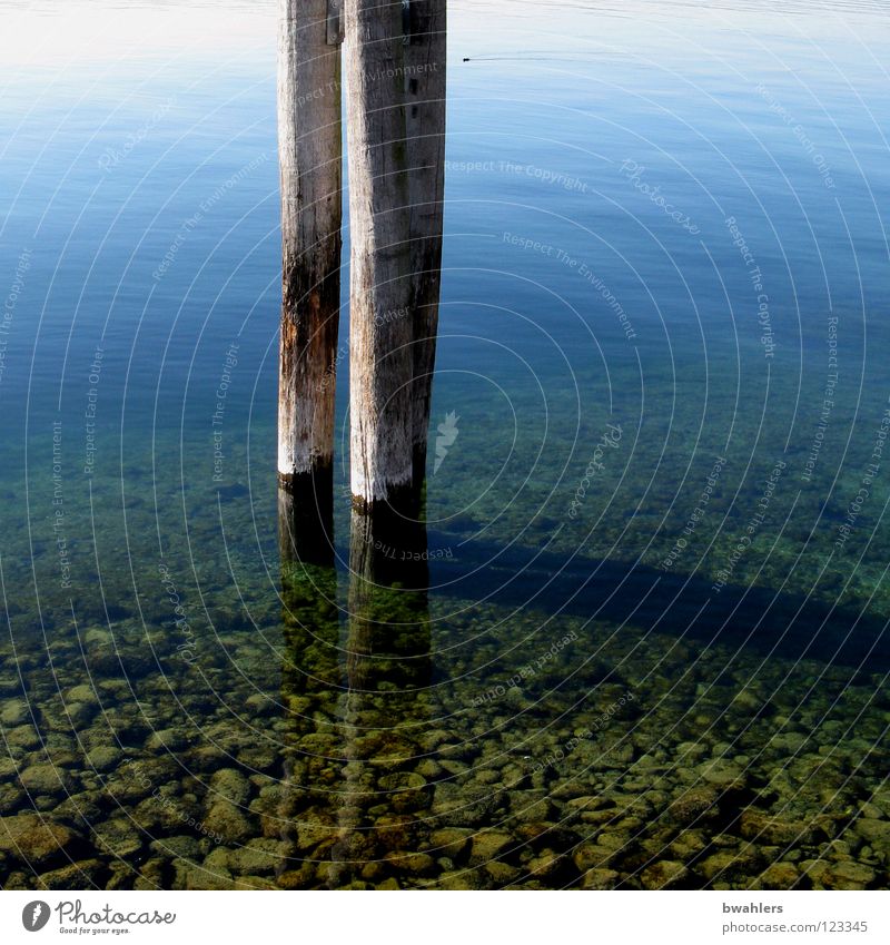 bis auf den Grund See durchsichtig Oberfläche Reflexion & Spiegelung grün grau stehen Licht tief ruhig Wasser blau Stein Klarheit Pfosten Schatten