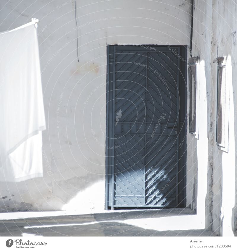 Weißabgleich Häusliches Leben Wohnung Innenhof Leinentuch Bettwäsche Wäsche Wäscheleine Altbau Mauer Wand Fassade Tür Eingangstür nass Sauberkeit trocken blau