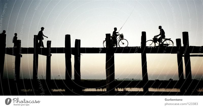 Abends in Myanmar Mandalay Teak Holz Holzbrücke Asien Abenddämmerung See Birmane Fahrrad Verkehr Brücke Mensch u-bein Pfosten Wasser Schatten Silhouette