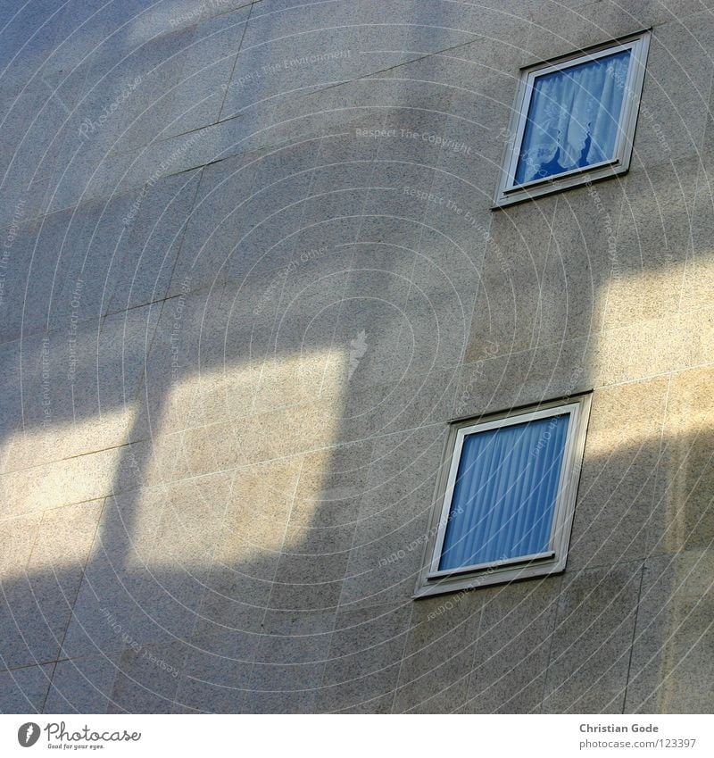 Lichtfenster Wand Hochhaus Fenster Gardine Strukturen & Formen grau gelb Haus Mauer Architektur Deutschland Sonne Schatten Beton Fassade blau