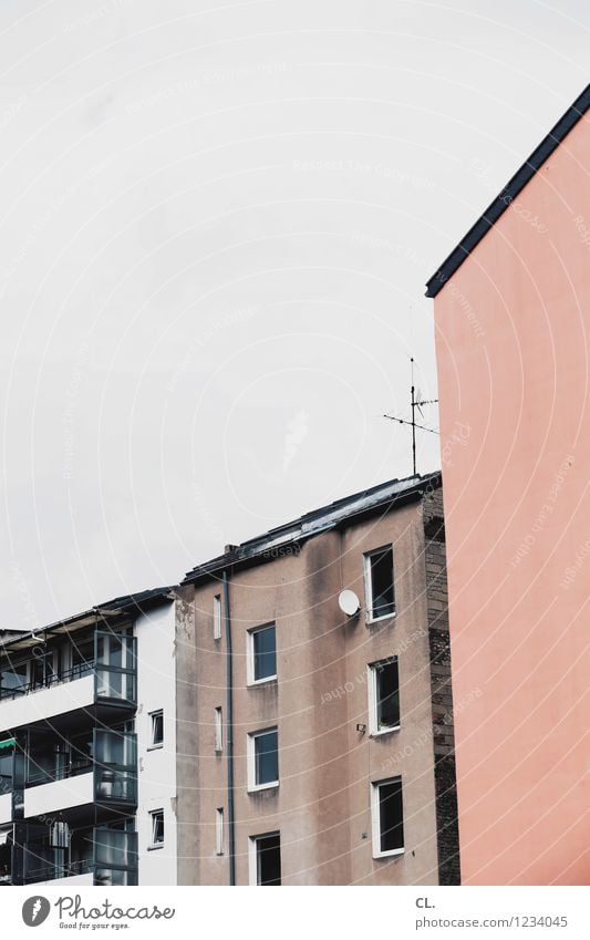 häuser Stadt Haus Hochhaus Architektur Mauer Wand Fenster Häusliches Leben Farbfoto Außenaufnahme Menschenleer Tag