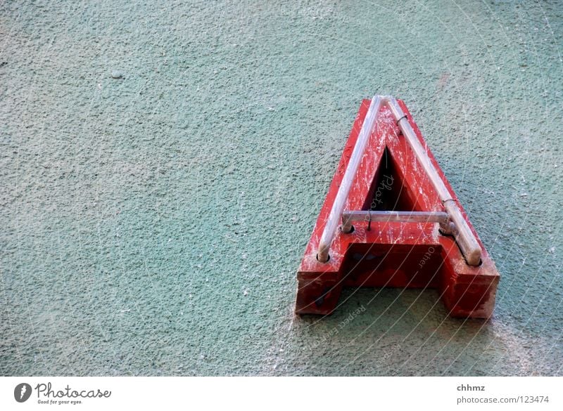 A Fassade Schriftzeichen alt dreckig kaputt grün rot Werbung Leuchtreklame Neonlicht verrotten Buchstaben Gedeckte Farben Außenaufnahme Menschenleer