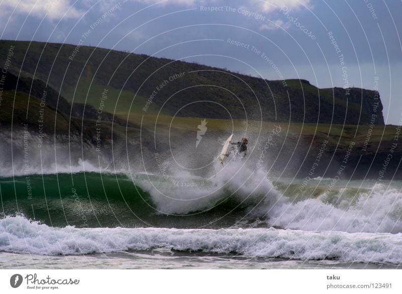 ....YEEEAAAAHHH.... Strand Wassersport Himmel Hügel beobachten springen Coolness grün Neuseeland Südinsel Surfer Surfbrett Nachmittag aufregend Surfen Farbfoto