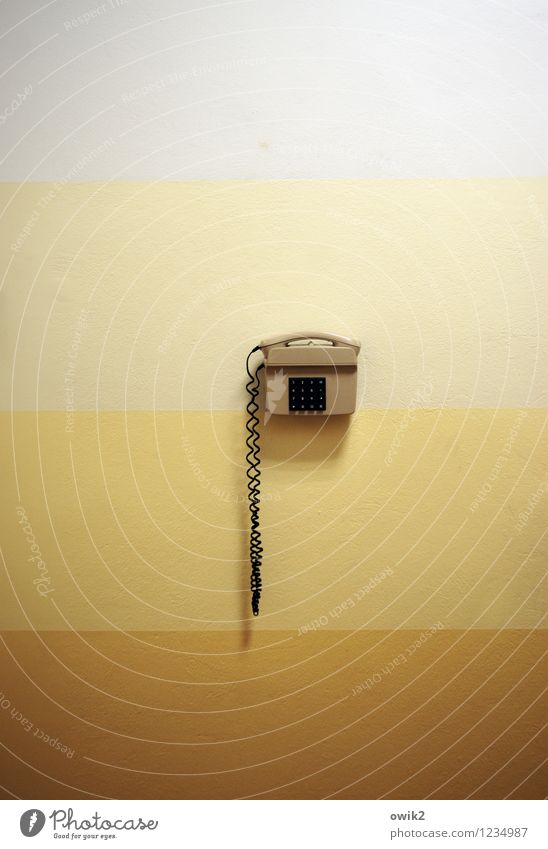 Wandy Mauer Telefon Telefonkabel Kunststoff hängen warten retro trist gelb geduldig diszipliniert bescheiden Hoffnung Glaube demütig Langeweile Design