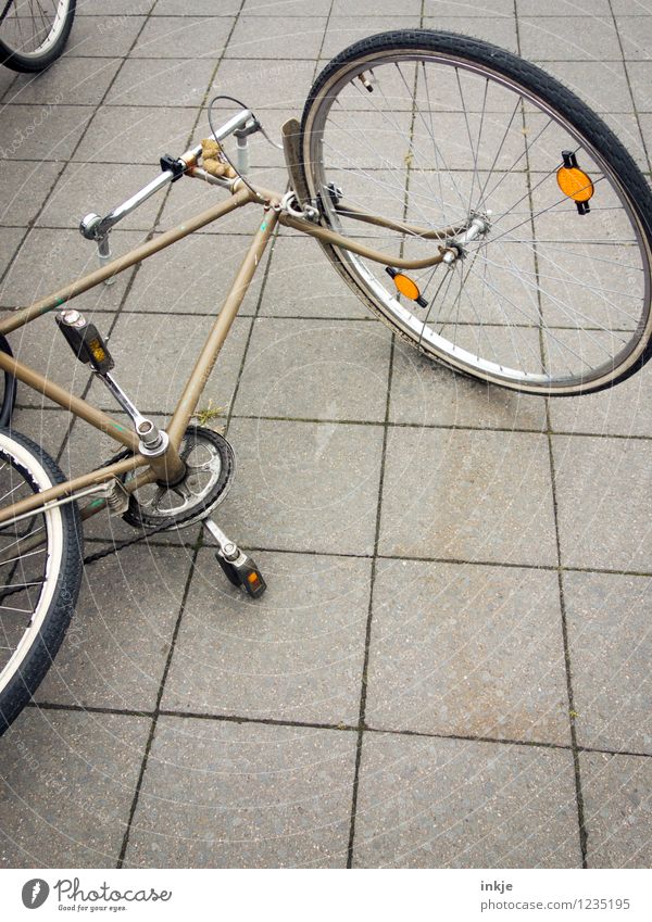 Fahrradumfall Lifestyle Freizeit & Hobby Fahrradtour Fahrradfahren Herrenrad Menschenleer Platz pflastern Steinboden Boden Verkehr Verkehrswege Verkehrsunfall