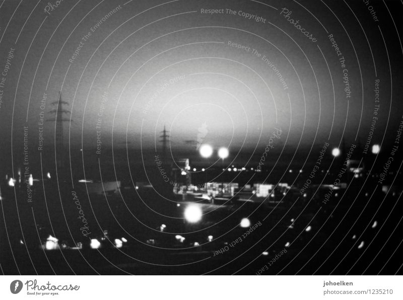 Hafenviertel Industriegelände Güterverkehr & Logistik Kabel Strommast Wolkenloser Himmel Nachthimmel Fluss Rhein Duisburg Ruhrgebiet Binnenschifffahrt glänzend