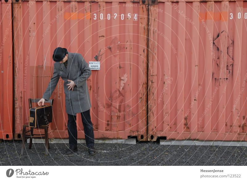 Person 17 Hoffnung Zeit Koffer rot Götter Mantel frieren Einsamkeit Langeweile Verkehr Container warten Stuhl Hut Melone Schriftzeichen Gott Blick Schatten