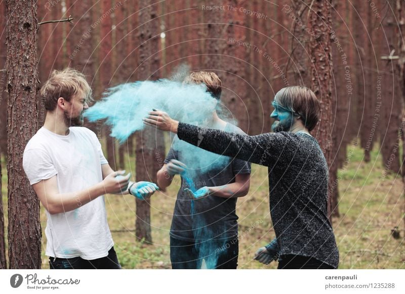 color bomb Mensch maskulin Freundschaft 3 Menschengruppe 18-30 Jahre Jugendliche Erwachsene Band Natur Baum Moos Wald brünett blond Bewegung lachen Spielen