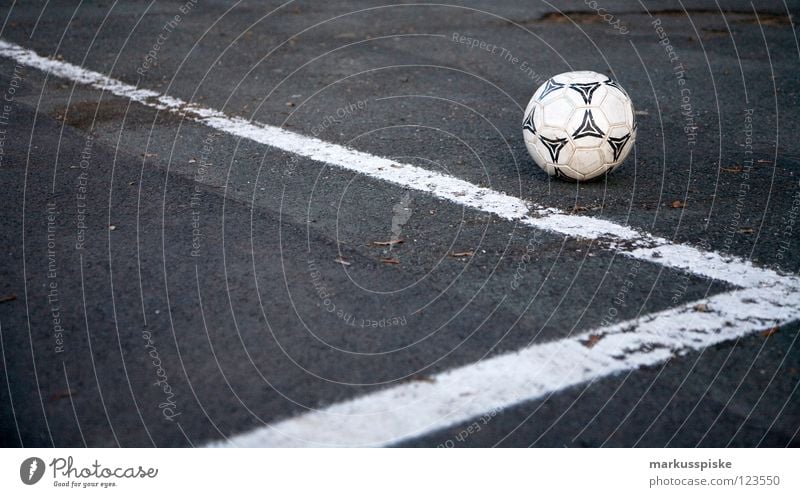 strassen fussball Stadion Weltmeisterschaft 2008 Leder schießen Seite Teer verlieren Erfolg Stürmer dribbeln jonglieren Spielen Ballsport Fußball em Schuss Tor