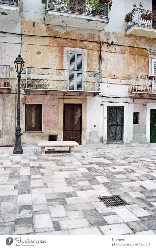 patina und laterne Italien Marktplatz Patina Laterne Haus Wand Einsamkeit Nachmittag Menschenleer braun türkis grau rosa Balkon Fensterladen Verkehrswege Bank