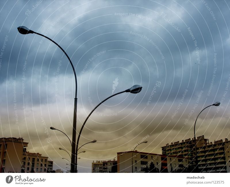 ARMY OF LOVERS Laterne Straßenbeleuchtung Lampe Stadt Hochhaus Haus Wohnanlage Himmel Wolken Europa dunkel anonym Ordnung Beton Zukunft Angst beeindruckend