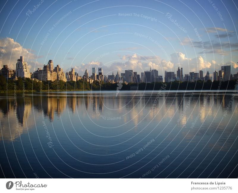 Spiegelglatt Wasser Himmel Wolken Horizont New York City USA Amerika Stadt Skyline Menschenleer Haus Hochhaus blau gold ruhig Fernweh Freiheit Frieden Farbfoto