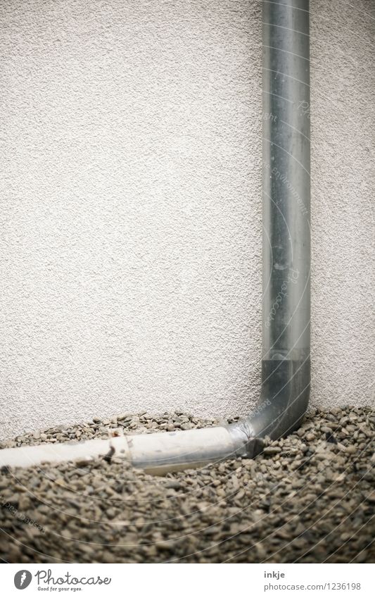 Ein Haufen Kies bildet eine gute Stütze. Arbeit & Erwerbstätigkeit Baustelle Handwerk Menschenleer Mauer Wand Fassade Wasserrohr Kieselsteine Eisenrohr Stein