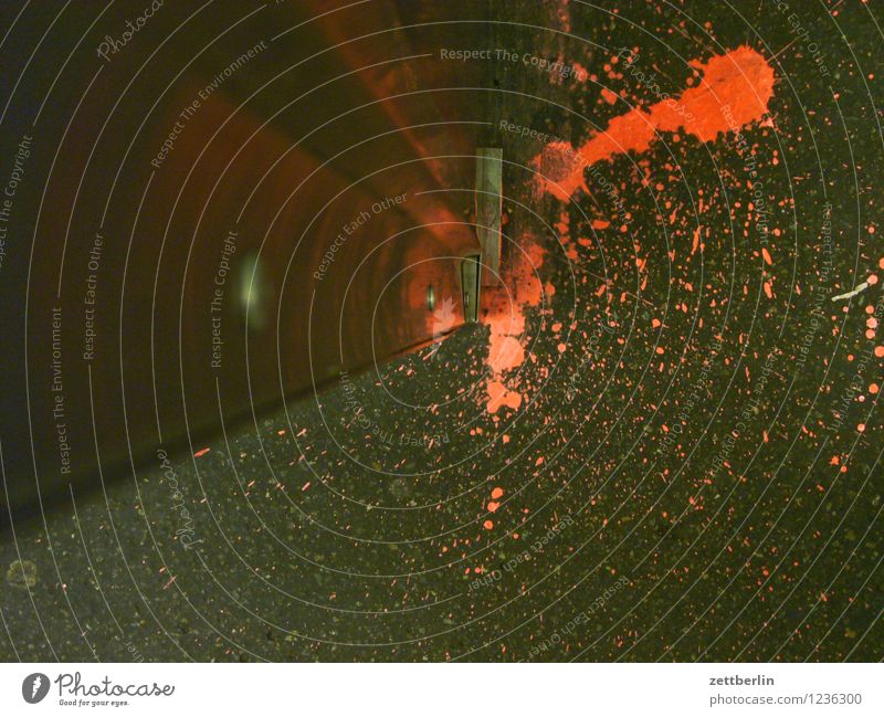 Farbspritzer (rot) Farbe Farbstoff spritzen Farbenspiel Farbspur Farbrest Blut Blutfleck Mord Tatort Gewalt lache Flüssigkeit Tropfen undicht Erde Bodenbelag