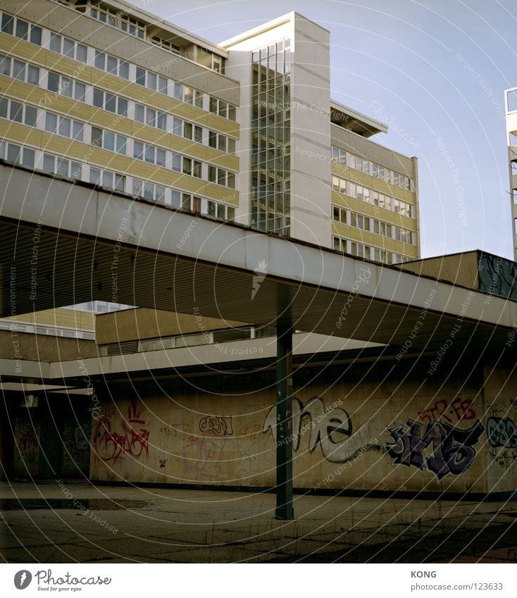 stadtmitte Stadt Block Plattenbau Wohnung Denkmal Graffiti Geometrie Gebäude Cottbus Haus Wohnhochhaus Fenster Beton Hochhaus gebraucht trist Wandmalereien