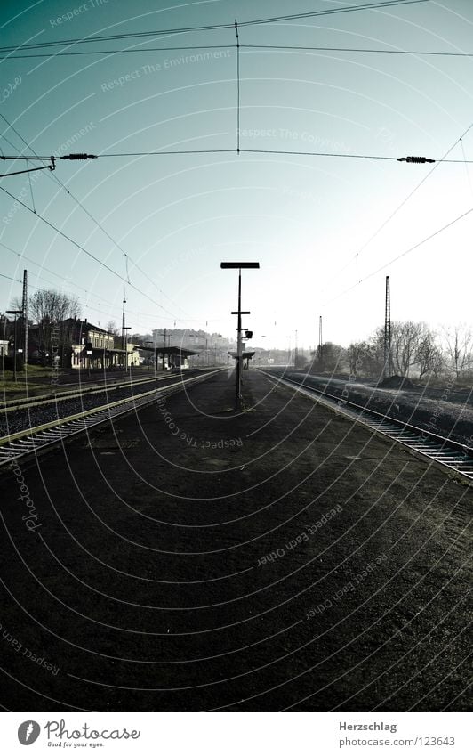 im Zwiespalt Wege & Pfade zyan Eisenbahn Geschwindigkeit Gleise lang Weitwinkel Verkehrswege Bahnhof blau Himmel unendschlossen