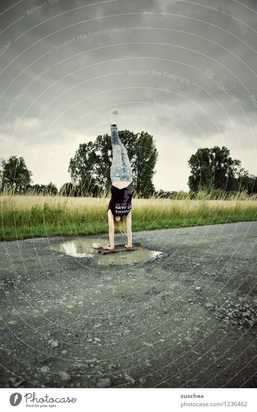 handstand (der letzte) Wege & Pfade Asphalt Außenaufnahme Fußweg Pfütze nass Kind Mädchen Handstand sportlich Skateboarding Stunt gefährlich Mut Kindheit