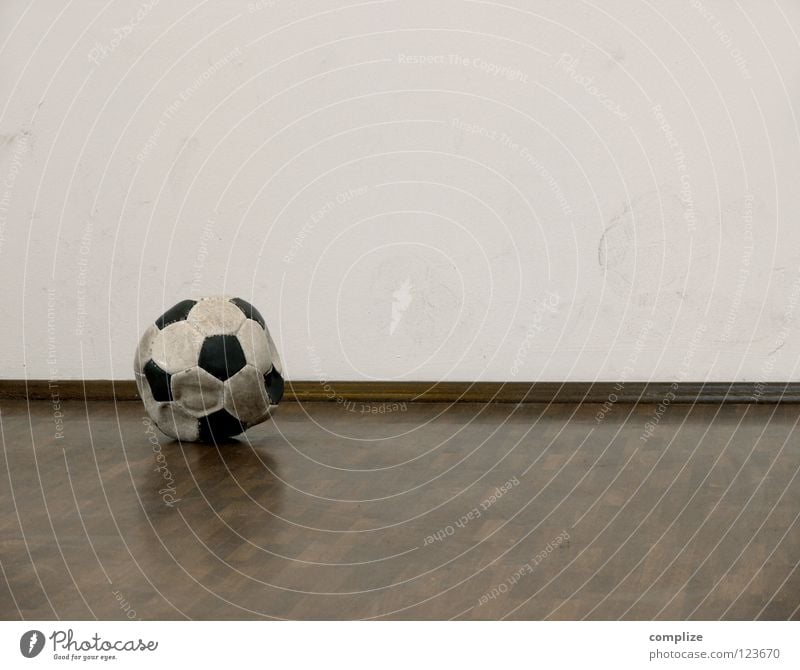 der Ball ist rund? leer Parkett Wohnung eckig kaputt Wand Fußspur luft raus eumel alt Ecke Luft Menschenleer Fußball Textfreiraum oben Fußleiste 1 Farbfoto