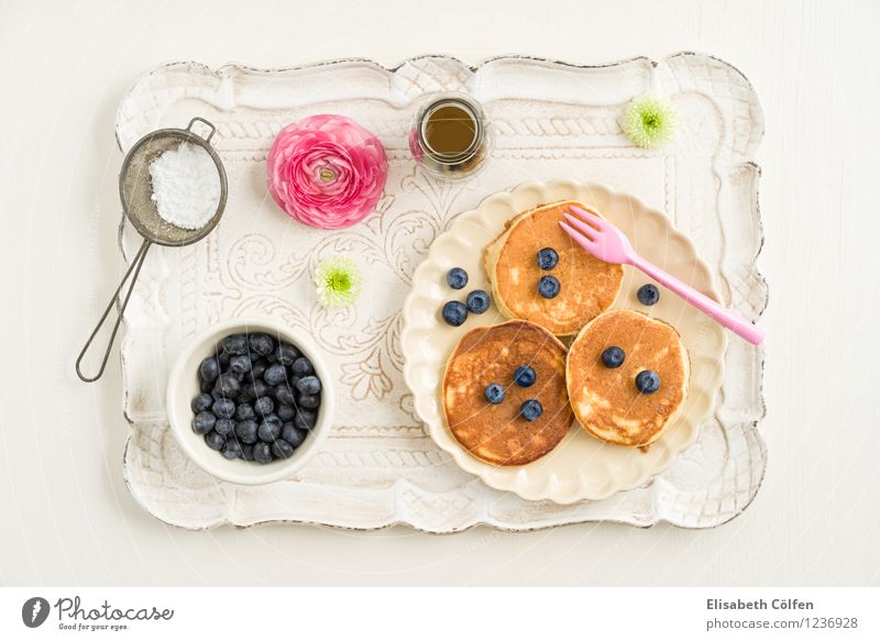 Blaubeer-Pancakes Dessert Pfannkuchen Blaubeeren Puderzucker Gabel Sieb Tablett Ahornsirup Blume Ernährung Kaffeetrinken Teller springen rosa Farbfoto