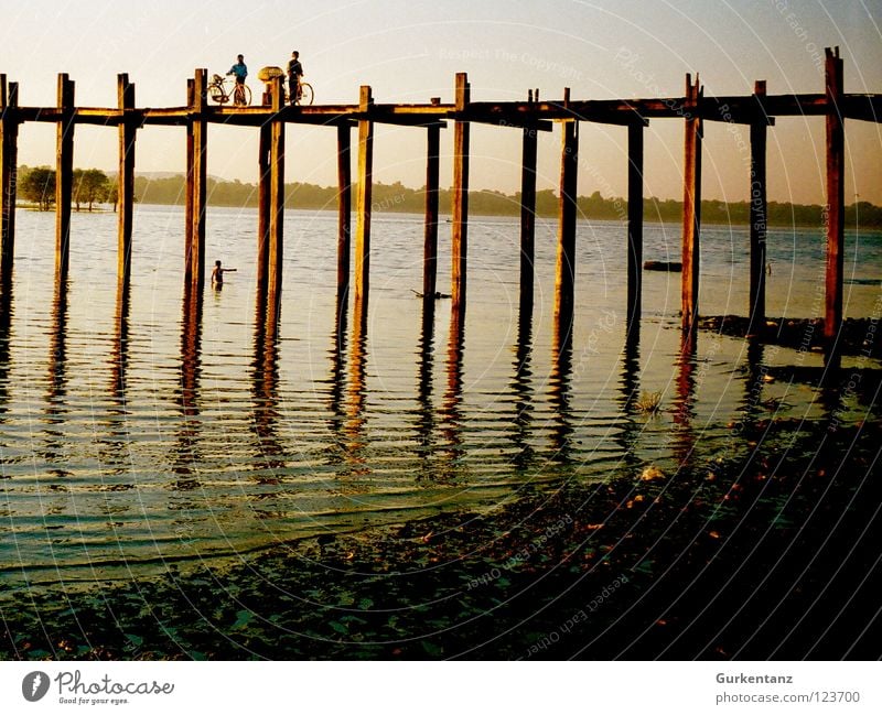 Bridge over silent water Myanmar Mandalay Teak Holz Holzbrücke Asien Abenddämmerung See Birmane Verkehr Brücke Fluss Bach u-bein Pfosten Wasser Schatten