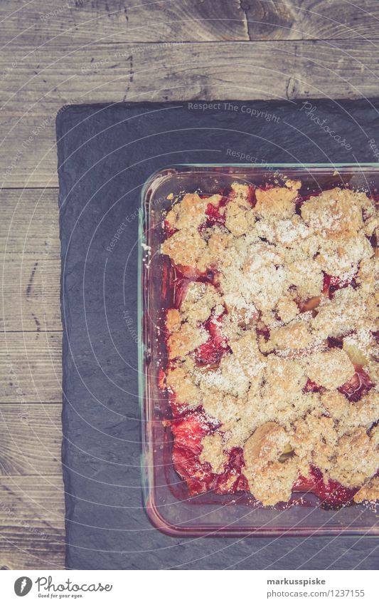 erdbeer rhabarber crumble Lebensmittel Dessert Erdbeeren Rhabarber Ernährung Essen Bioprodukte Vegetarische Ernährung Diät Fingerfood Gesunde Ernährung