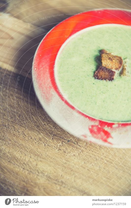 Brokkoli Cremesuppe mit geröstetem Schwarzbrot Lebensmittel Brot Suppe Eintopf Ernährung Essen Mittagessen Abendessen Bioprodukte Vegetarische Ernährung Diät