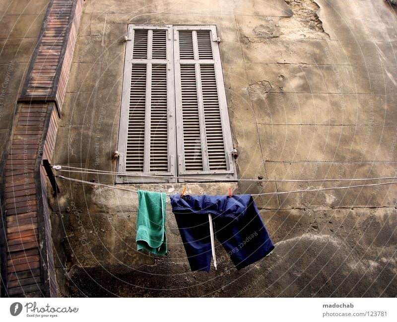 DAS FENSTER ZUM HOF Wand Mauer Strukturen & Formen Verfall verfallen Wäsche Bekleidung trocknen trashig dreckig kaputt Hinterhof hängen Haus Ruine Gebäude