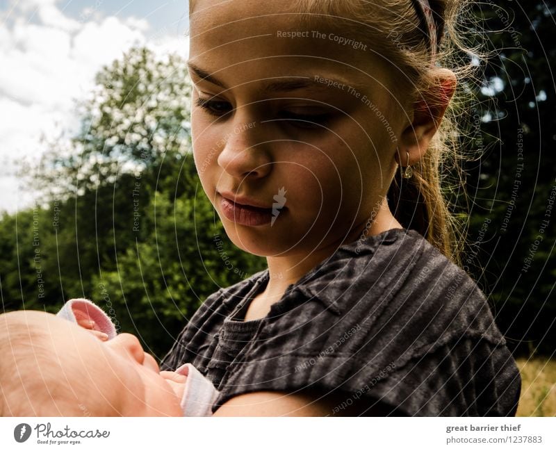 Kind mit Baby Mensch feminin Mädchen Geschwister Schwester Kindheit Leben Kopf 2 0-12 Monate 8-13 Jahre Natur Landschaft Schönes Wetter stehen braun mehrfarbig