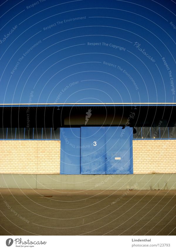 TOR 3 Lagerhalle Tür Industriefotografie Himmel blau Tor three door Gate dump