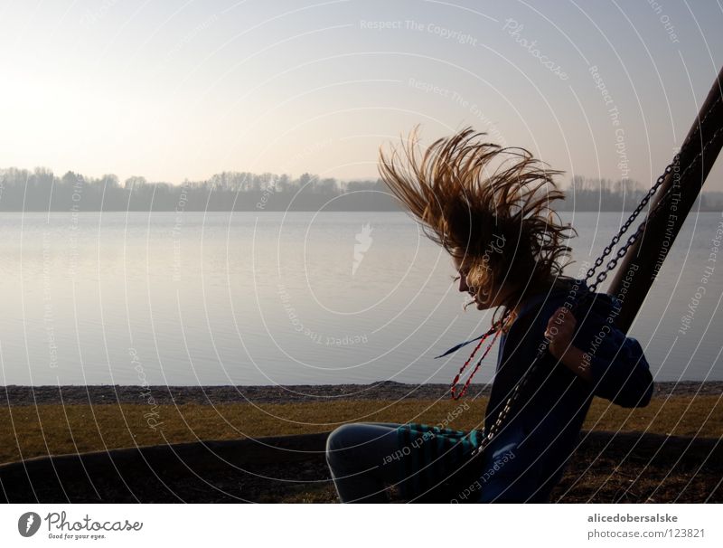 haarpracht Schaukel Luft Freude harre Sonne fliegen Wasser lachen schreien festhalten sitzen Schatten frei Wind Denken