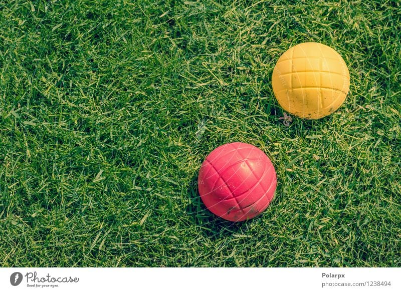 Boule Spiel im Garten Schalen & Schüsseln Erholung Freizeit & Hobby Spielen Ferien & Urlaub & Reisen Sommer Sport Erfolg Natur Gras Park Kunststoff werfen gelb