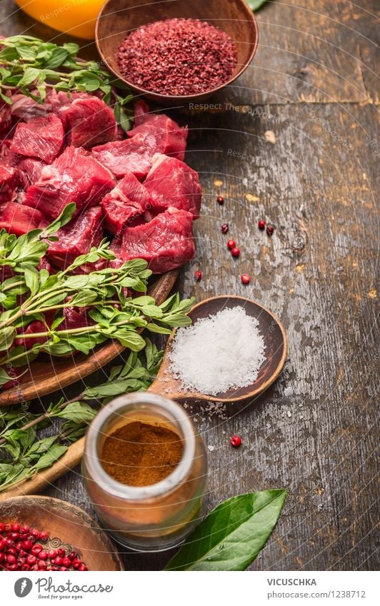 Fleischwürfel und Zutaten für Gulasch Lebensmittel Gemüse Kräuter & Gewürze Ernährung Mittagessen Abendessen Bioprodukte Teller Schalen & Schüsseln Löffel Stil