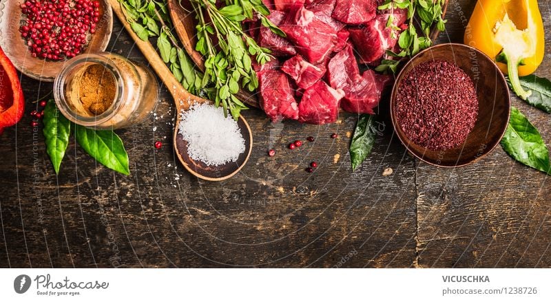 Fleischwürfel mit Kräutern, Gewürzen und Gemüse Lebensmittel Kräuter & Gewürze Ernährung Mittagessen Abendessen Bioprodukte Diät Schalen & Schüsseln Glas Löffel